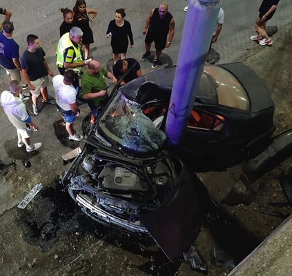 Тежка катастрофа в Пловдив, БМВ се уви около стълб (Обновена, снимки)