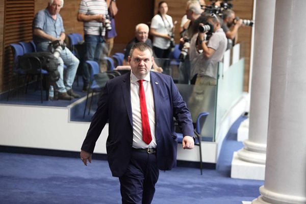 ДПС-Доган “изключи” Пеевски, той: Противоуставно е, опитаха да откраднат и марката ДПС (Обзор)