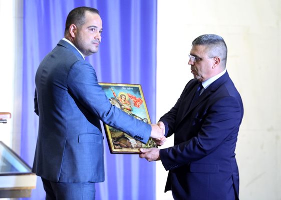 Илков няма да уволнява в МВР, а Калин Стоянов вече гледа в политиката (Обзор)