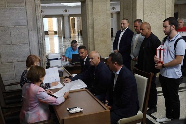 В часа, в който започна делото за лидерството, хората на Нинова с опит да регистрират БСП в ЦИК