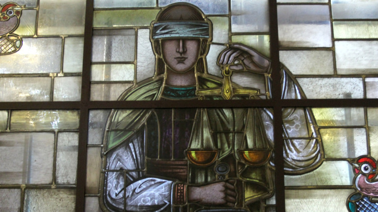 Мъжът, убил приятелката си в Шумен, остава в ареста