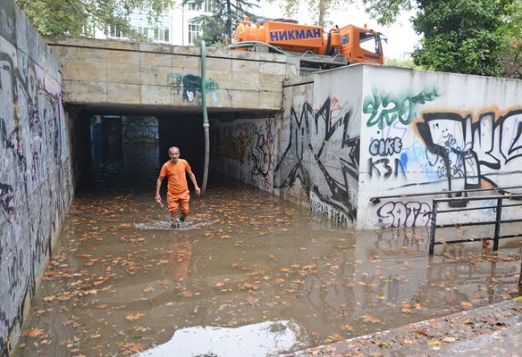 Изчистиха наводнените от бурята подлези във Варна (Снимки)