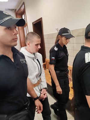 „Ще избия с голи ръце теб и всичките ти бивши“, заплашил по вайбъра 18-годишният Никола бившата си приятелка Дарина