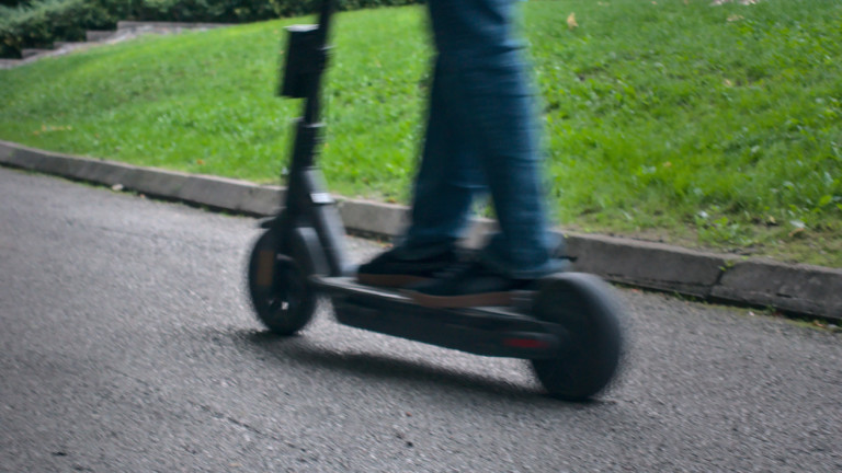 Полицията във Варна вдигна мерника на водачите на тротинетки