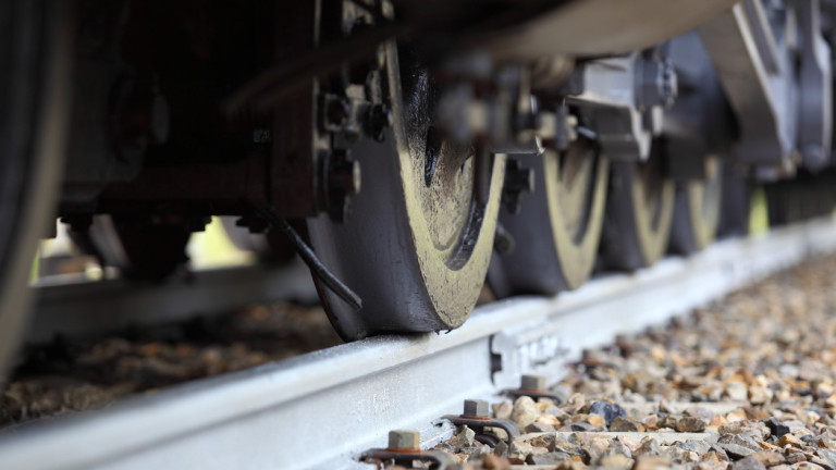 Товарен влак дерайлира на гара Любимец