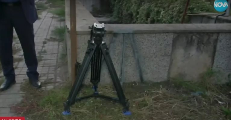 Полицията конфискува макети на триноги – местни хора я сложили, за да ограничат скоростта