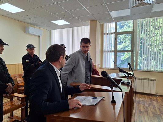 Мозъкът на схемата в източване на театрите Петко Писков излиза на свобода срещу 15 000 лева (Обновена, Видео)