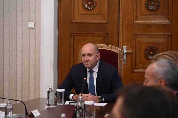 Радев към министри и служби: Очаквам борбата с купения вот да не се свежда само до дилърите на гласове, а и по-нагоре – до тези, които се ползват от техните услуги и раздават пари