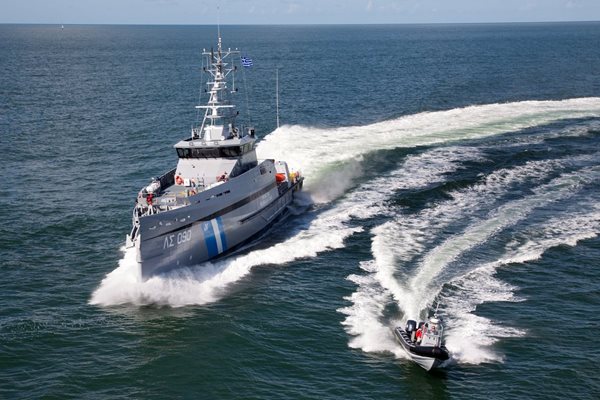 Вижте как гръцките власти спасяват мигранти в морето (видео)