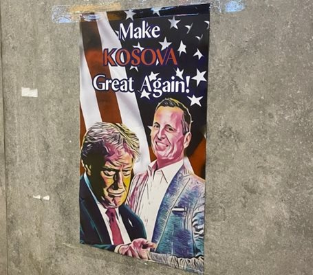 Плакати с призив „Make Kosova Great Again“ и лика на Тръмп се появиха в Прищина (Снимки)