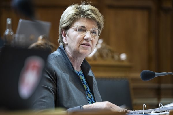 Швейцарските дипломати вече ще летят в икономична класа