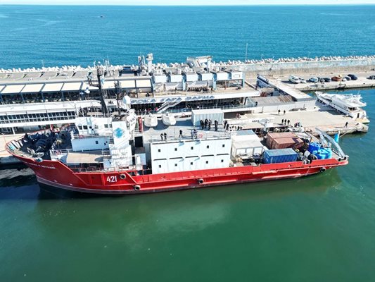 Военният научноизследователски кораб „Св. св. Кирил и Методий” акостира в Картахена, Испания