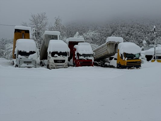 Двама загинаха в снежни бури в Турция, бременна в капан роди в кола на жандармерията (Видео, снимки)