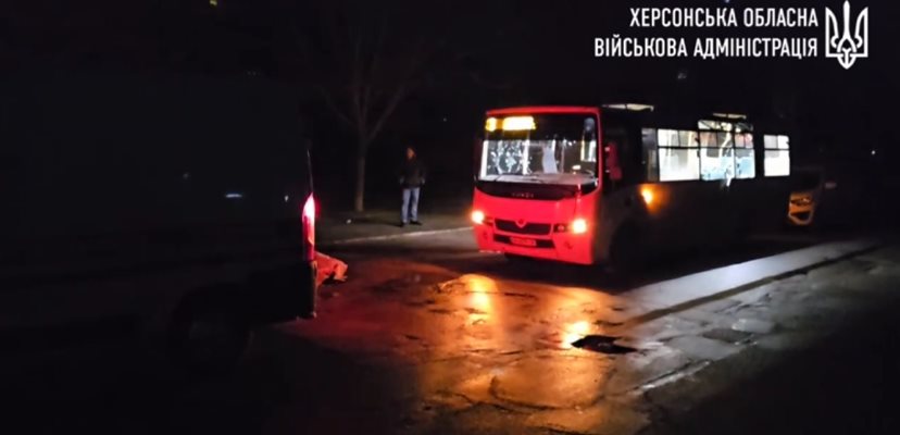 Руски дрон порази пътнически автобус в Херсон, най-малко един е загинал