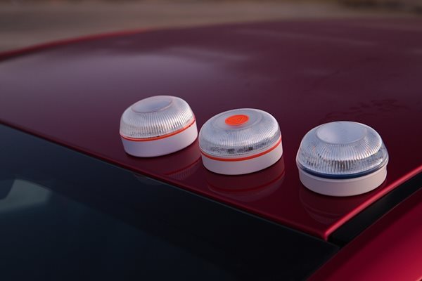 В Испания сменят аварийния триъгълник със светеща магнитна лампа на покрива на колата
