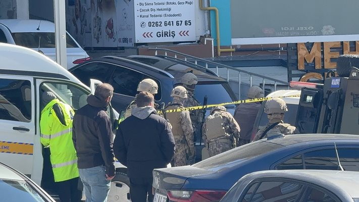 Мъж простреля човек и взе заложници в ресторант в Турция (Видео, снимки)