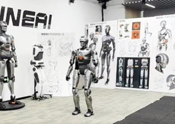 Китайски хуманоиден робот направи предно салто (Видео)