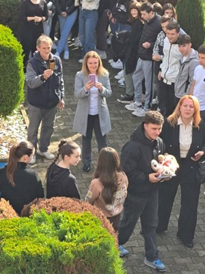 Вижте как посрещат 19-годишния Йован, спасил 21 души от пожара в Кочани (видео, снимки)