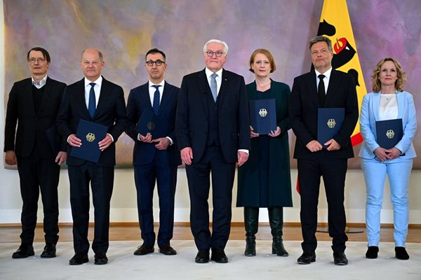 Правителството на Шолц официално излезе в оставка