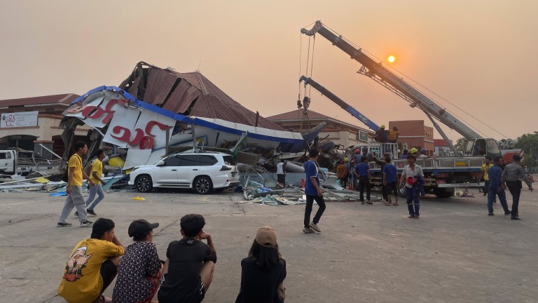 700 загинали и 1700 ранени след земетресението в Мианмар и Тайланд