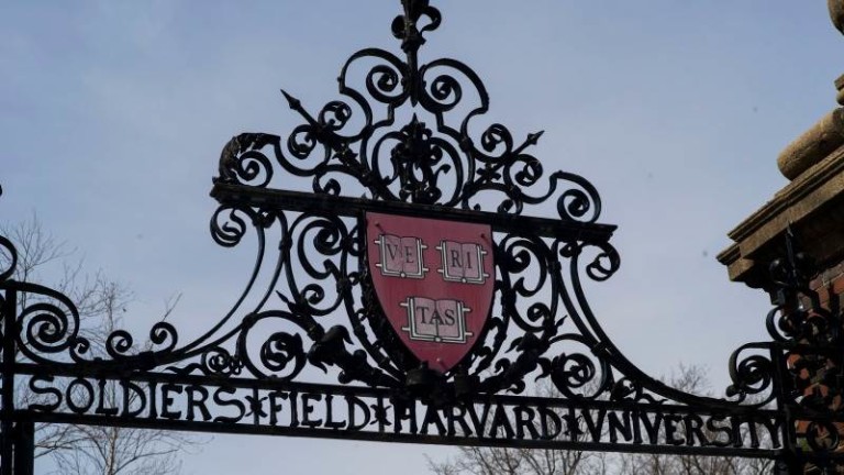 Съдът спря временно забраната за издаване на чуждестранни студентски визи за Харвард