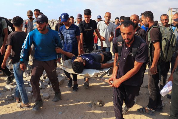 Очевидци от Газа: Най-малко 25 убити, докато чакат камиони с помощи