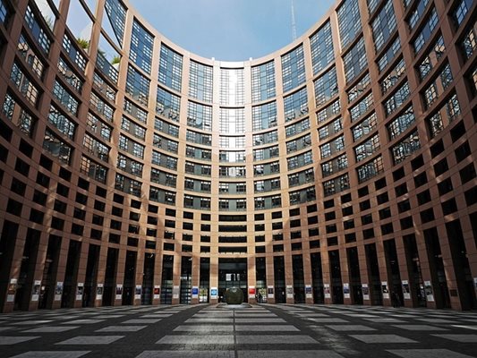 Външната комисия на Европарламента прие спорния доклад за Македония, отхвърли нашите поправки