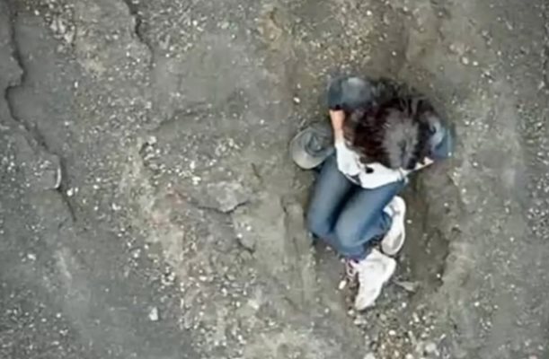 Жена е паднала до кратер на действащ вулкан в Индонезия, издирват я (Видео)