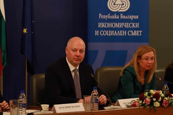 Делегацията ни за срещата на върха на НАТО в Хага пристигна в Нидерландия