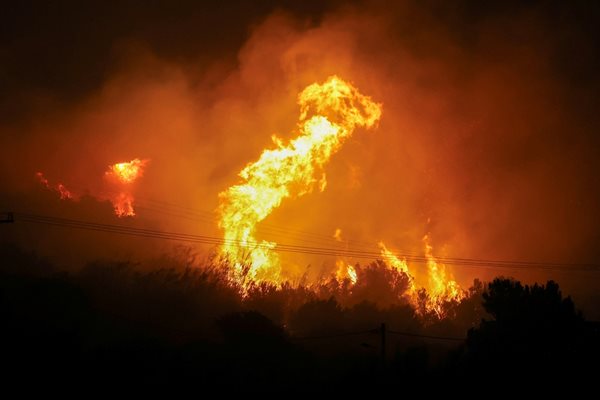 След Халкидики пламна и Крит
