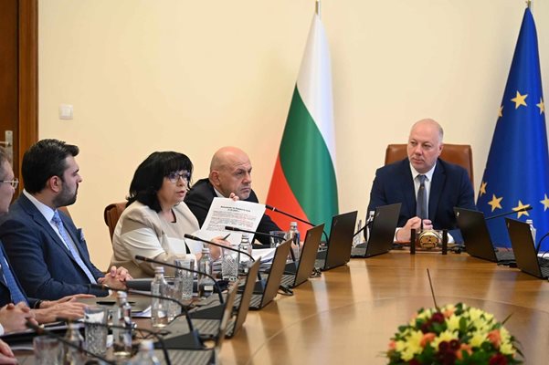 Спор за парите в бюджета, Петкова цитира данни за събрани 3,2 млрд. повече (Обзор)