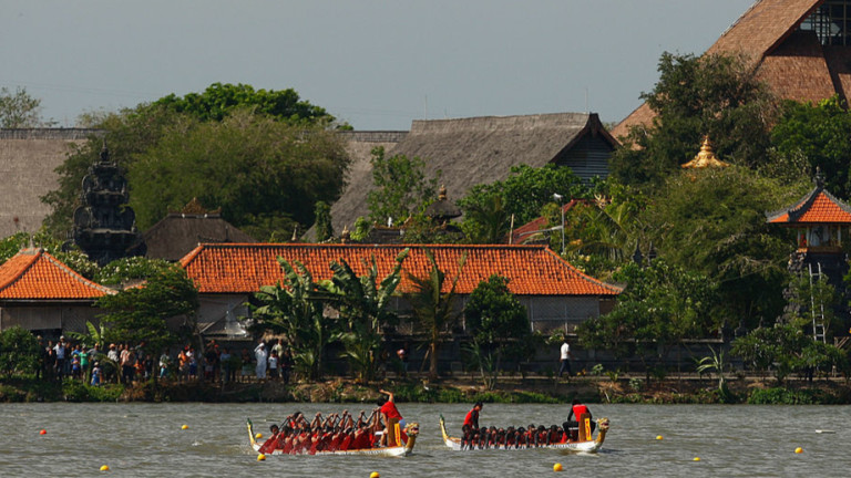 Четирима загинали и 38 в неизвестност след инцидент с ферибот край Бали