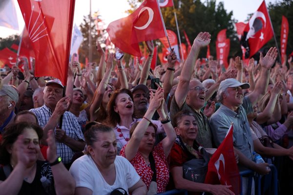Повишават заплатите на лекари, полицаи и учители в Турция