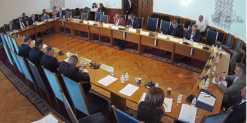 Министър Караджов седна зад волана, за да надхитри системата, че е взел час по кормуване. Не можа!