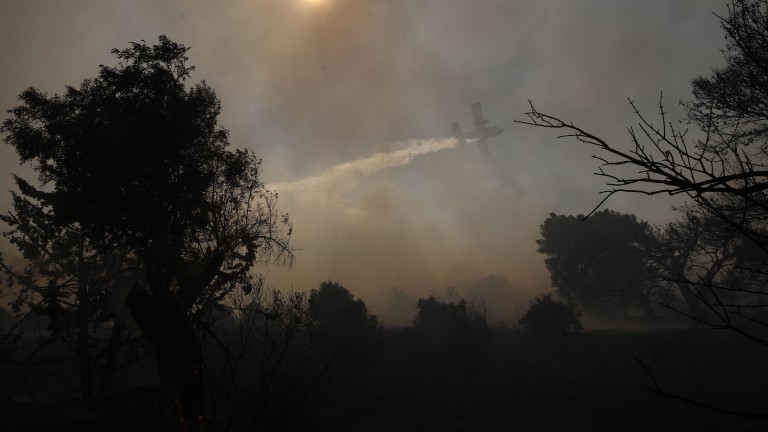 Пожарът на остров Крит бушува трети ден, друг избухна край Атина
