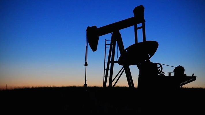 ОПЕК+ обмисля увеличаване на добивите петрол