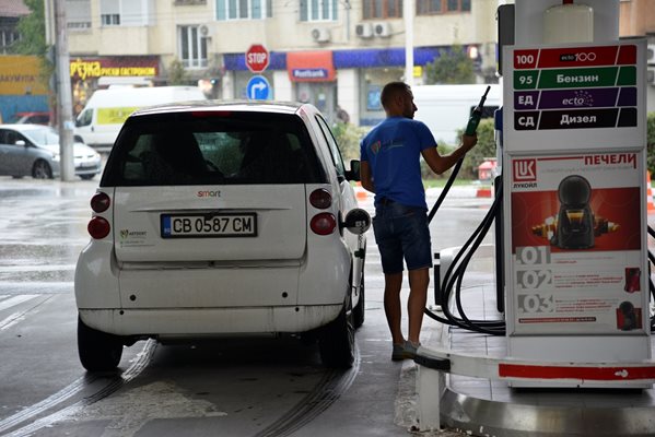 Цената на бензина и дизела тръгна надолу, засега само с 1 стотинка