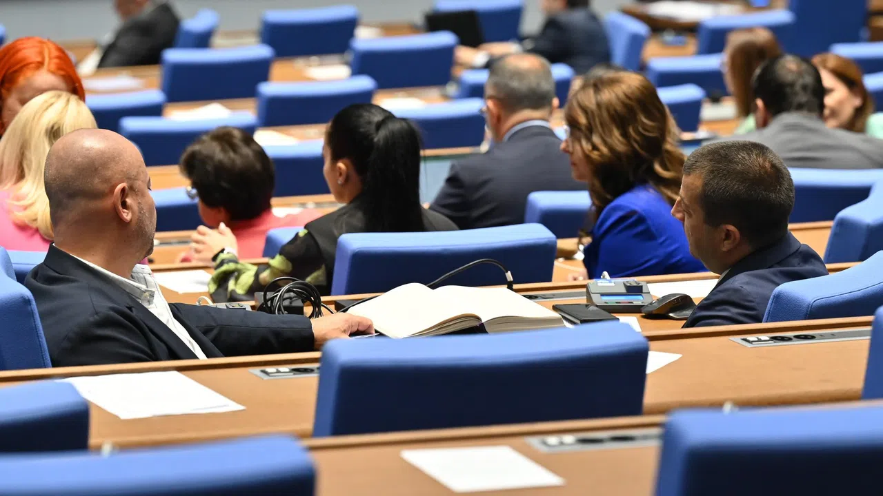 Народното събрание обсъжда петия вот на недоверие към правителството