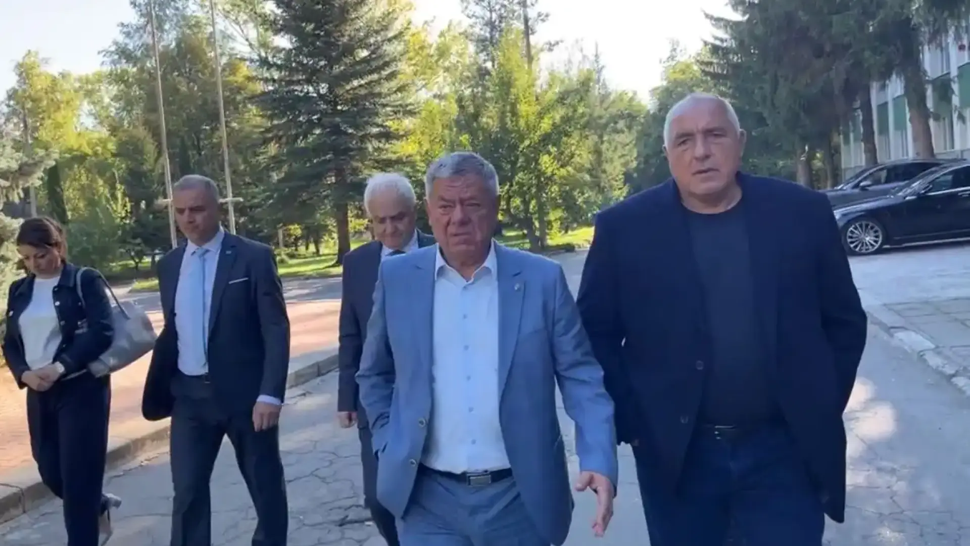 Борисов разгледа смайващи оръжия в „Самел-90“ и видя „камикадзе дрон“