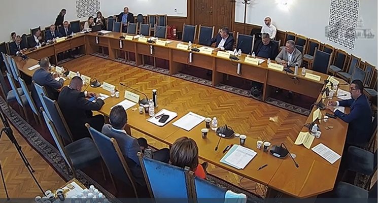 Караджов: „Райънеър“ се държат арогантно към правителствата. Имаме унижени българи, затова качваме глобите 10 пъти