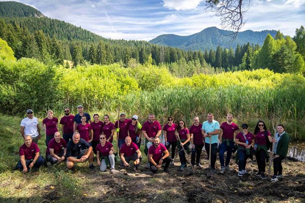 Доброволци от DEVIN почистиха над 700 кв. м папур от торфения остров в Големия гьол