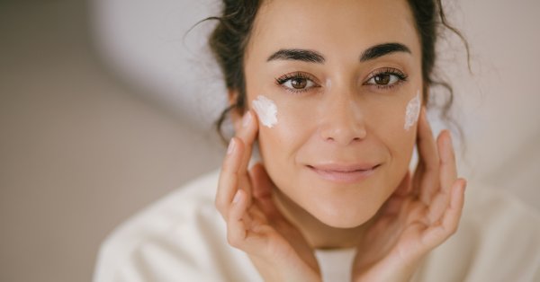 Грижа за кожата след 40: започнете с почистване