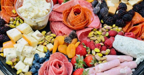 Рози от колбас за ефектно мезе